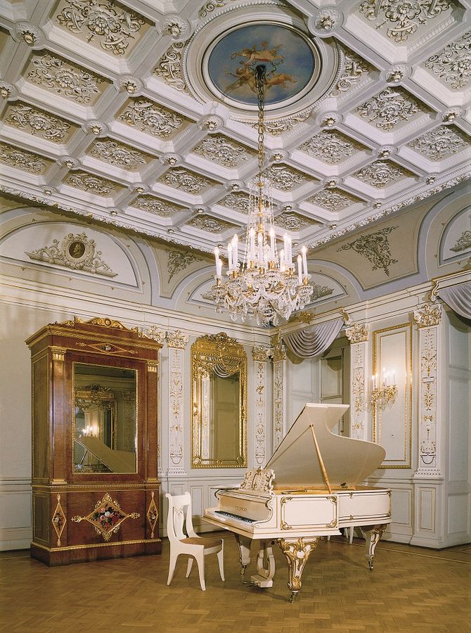 Музыкальная гостиная в Юсуповском дворце на Мойке в Санкт-Петербурге