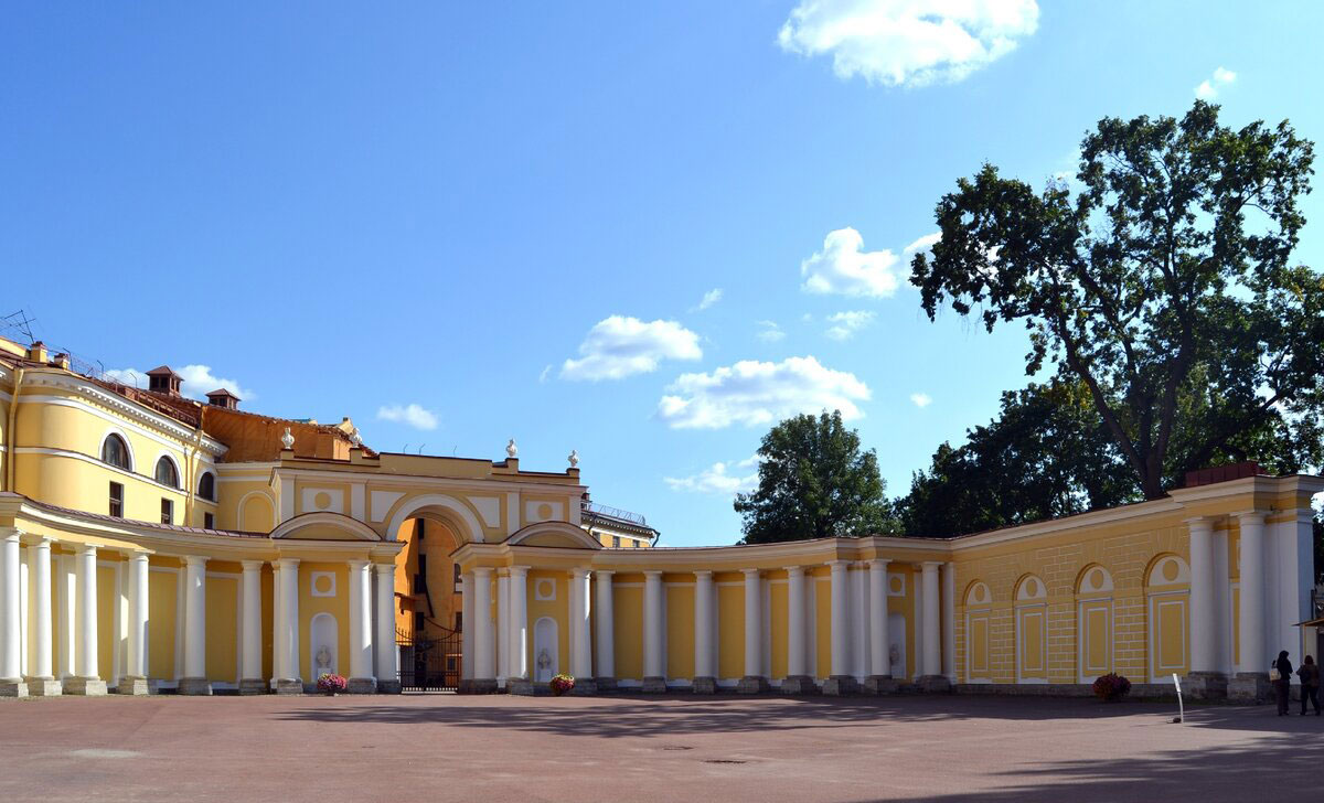 Парадный двор Юсуповского дворца на Мойке в Санкт-Петербурге
