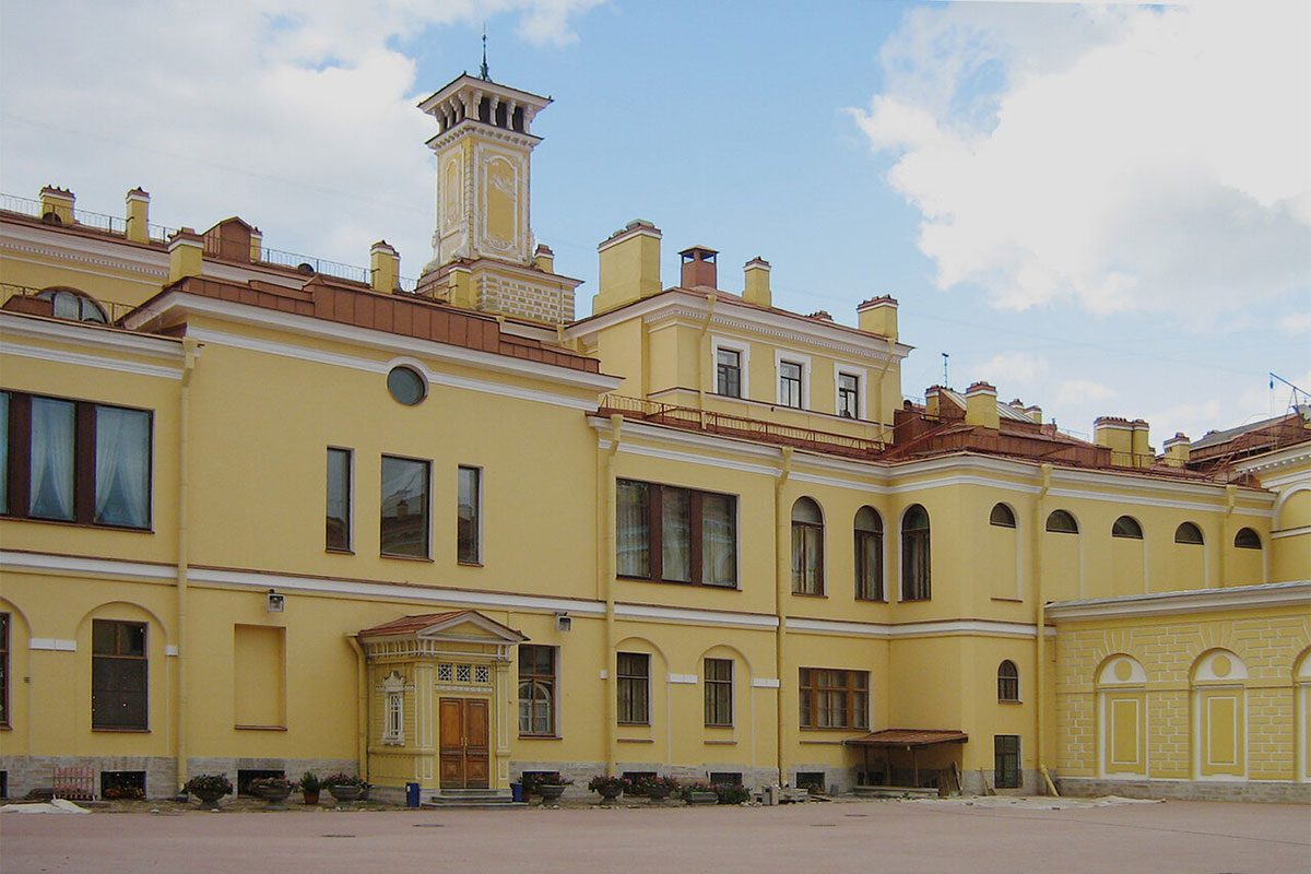 Вход во дворец со стороны внутреннего двора Юсуповского дворца на Мойке в Санкт-Петербурге
