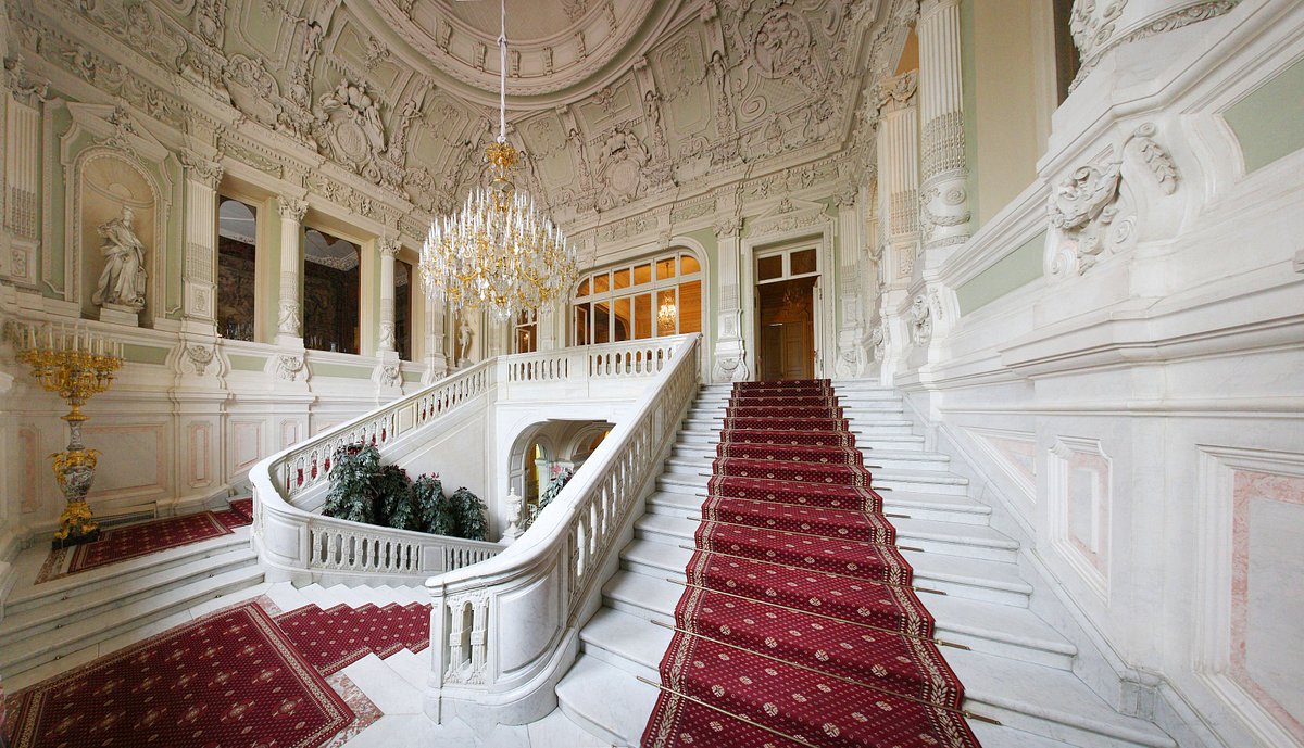 Парадная лестница в Юсуповском дворце на Мойке в Санкт-Петербурге