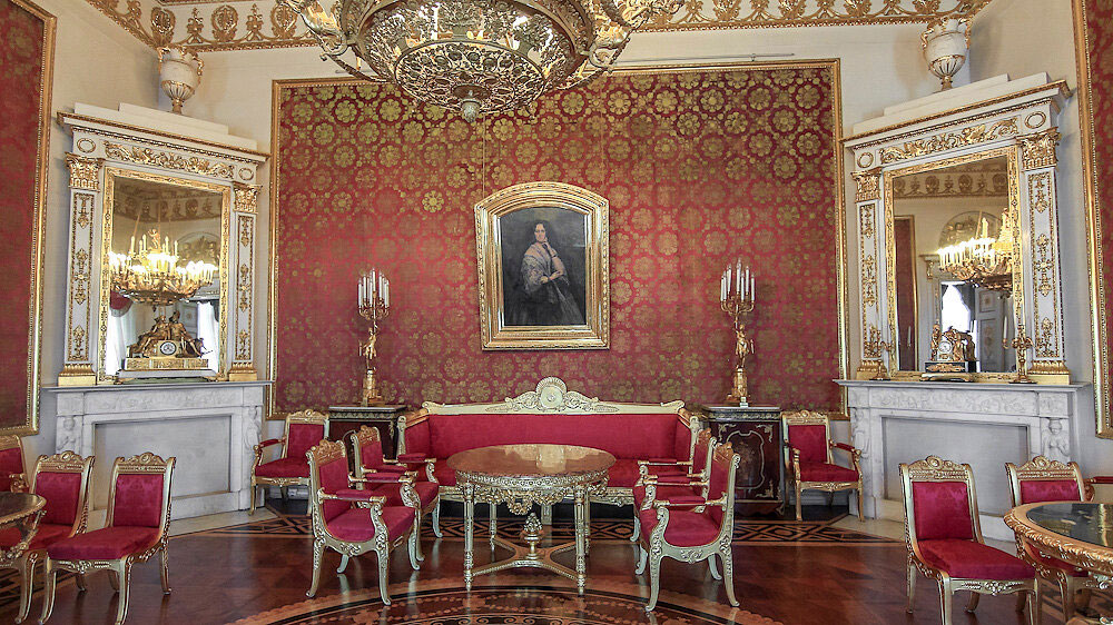 Красная гостиная в Юсуповском дворце на Мойке в Санкт-Петербурге