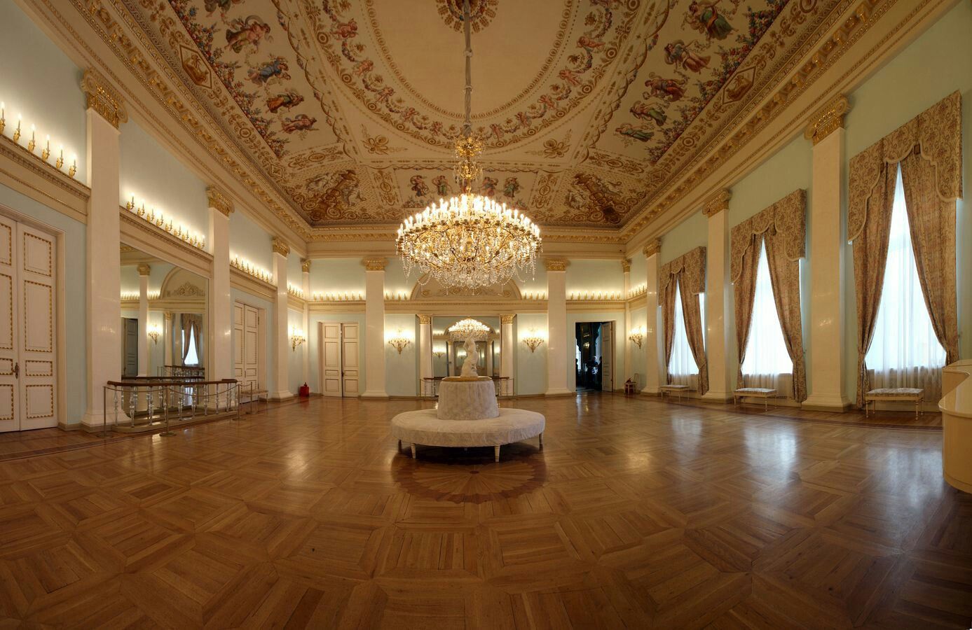 Танцевальный зал в Юсуповском дворце на Мойке в Санкт-Петербурге