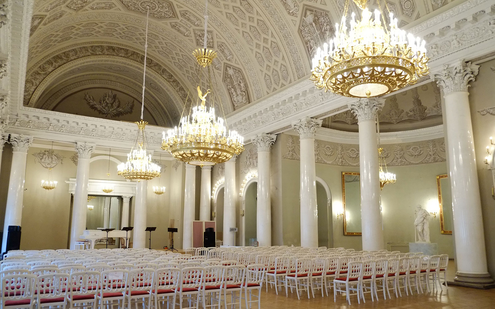 Белоколонный зал в Юсуповском дворце на Мойке в Санкт-Петербурге