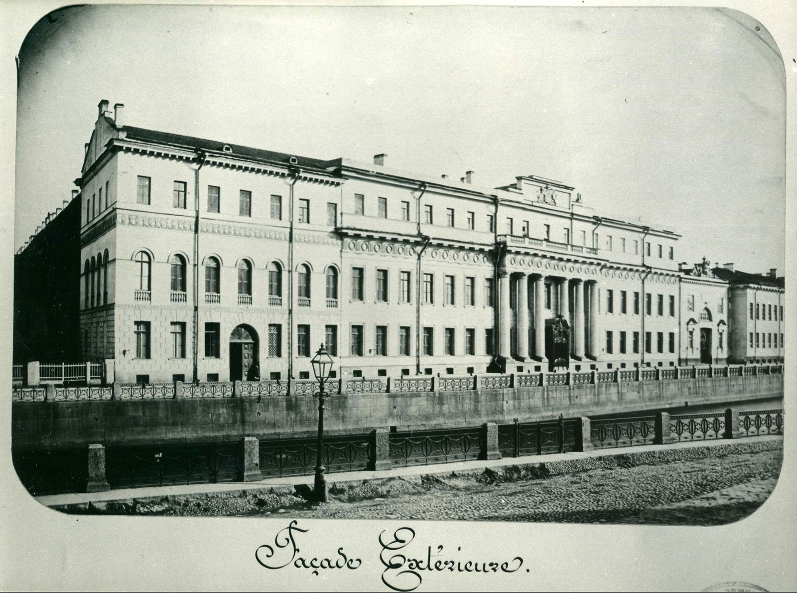 Вид Юсуповского двореца с набережной реки Мойки в Санкт-петербурге