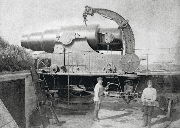 11-дюймовая короткая пушка Круппа образца 1867 г. на правом фланге форта Константин