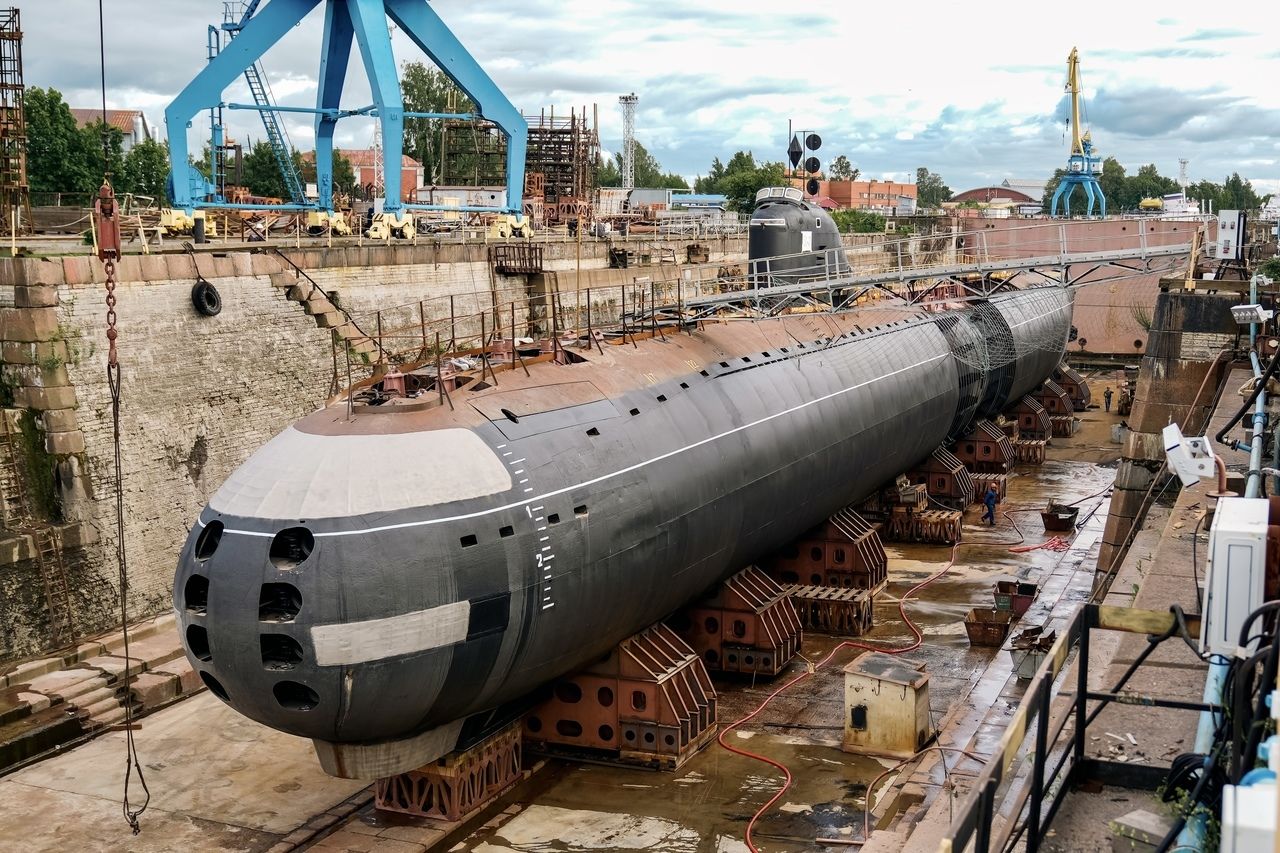 Первая атомная подводной лодка К-3 «Ленинский комсомол» перед отправкой в здание музея парка "Острова фортов" в 2022 году
