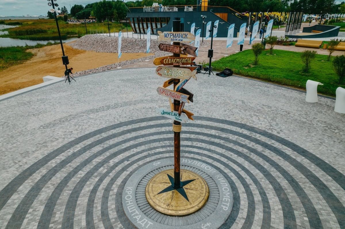 Арт-объект "Нулевой километр" в парке Остров фортов в Кронштадте