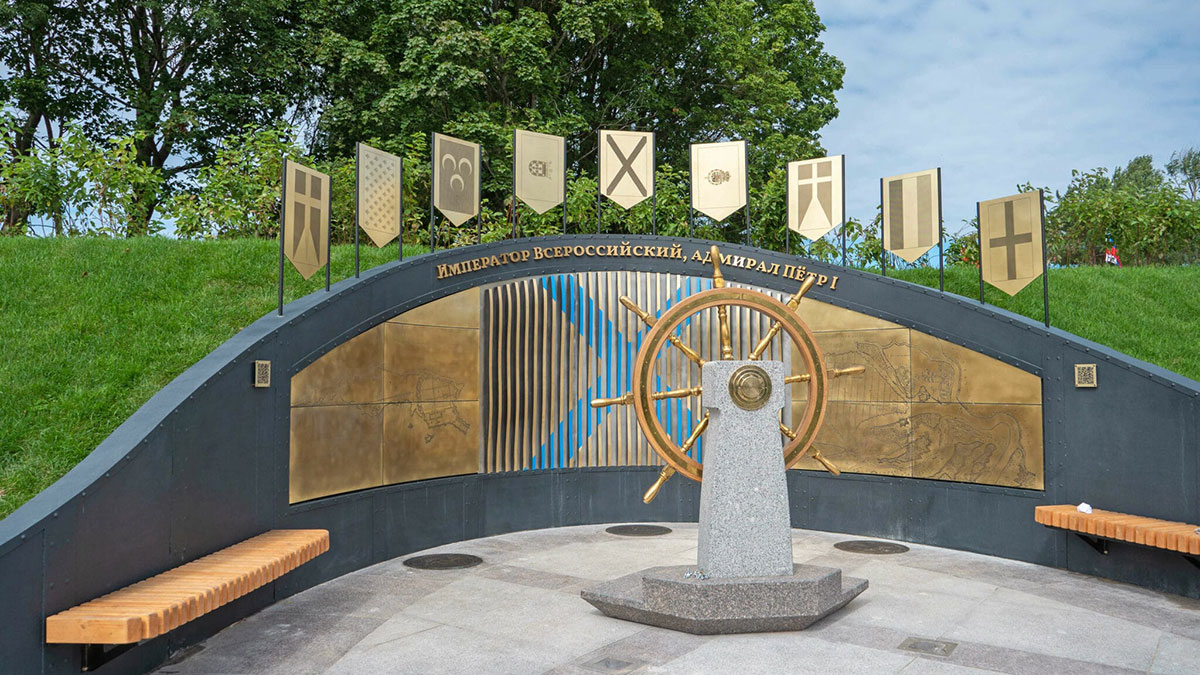 Аллея героев в парке "Остров фортов" в Кронштадте
