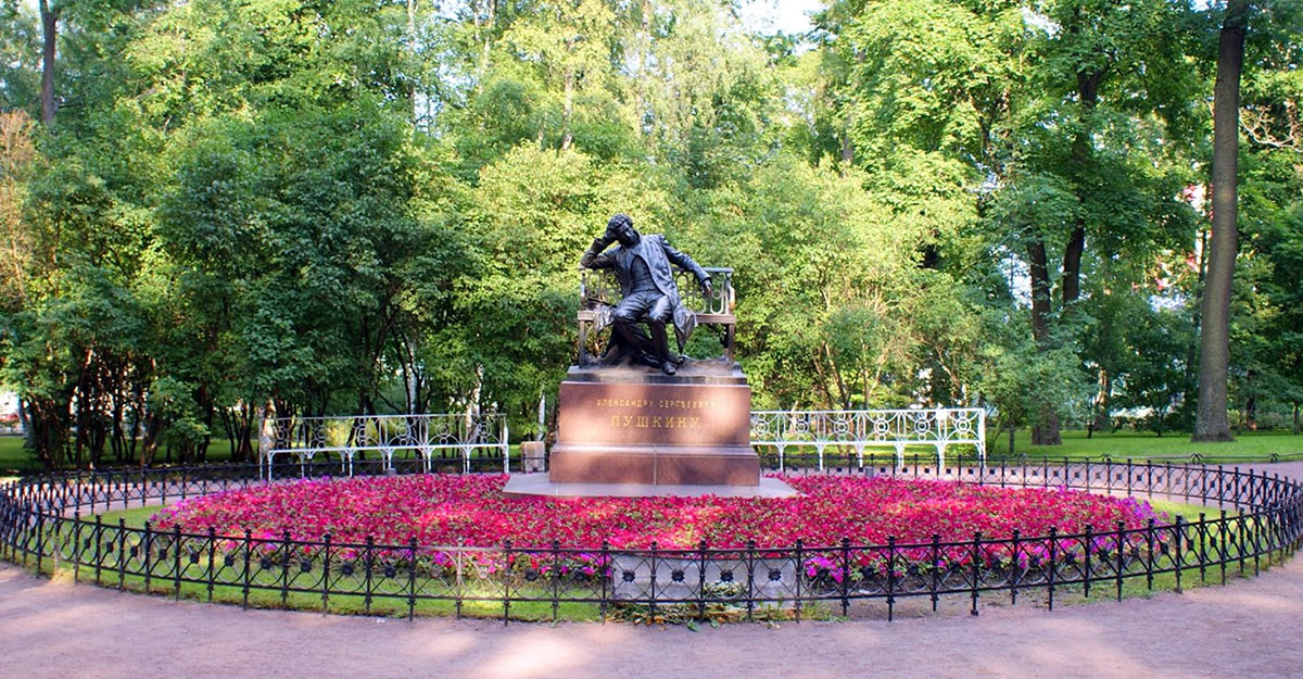 Памятник Пушкину в Лицейском саду в Царском Селе