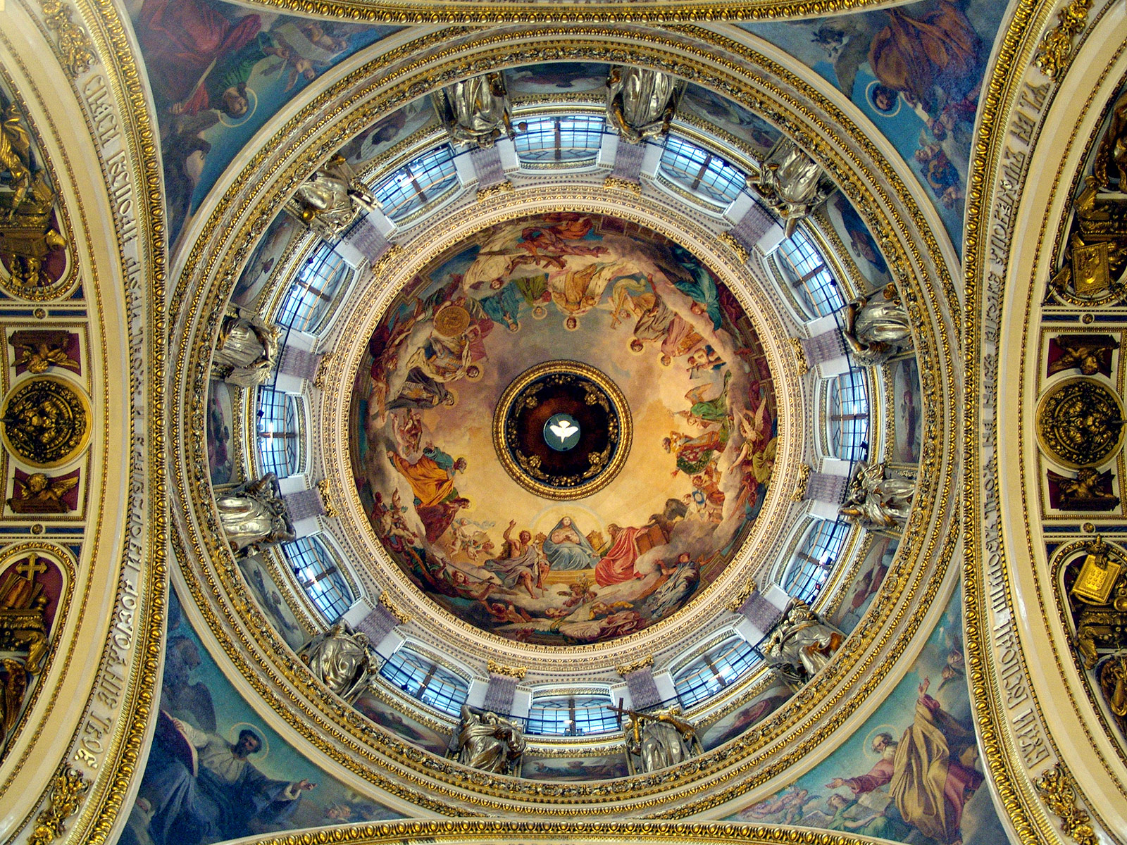 Купол Исаакиевского собора в Санкт-Петербурге