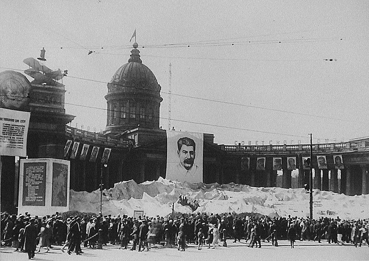 Макет «лагеря Шмидта О. Ю. во льдах» у Казанского собора, фото 1934 года