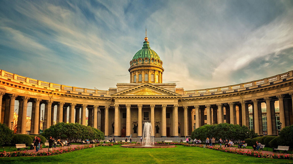 Вид Казанского собора в Санкт-Петербурге со стороны Невского проспекта