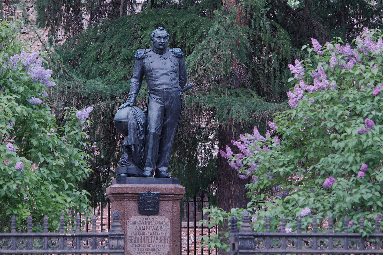 Памятник адмиралу Беллинсгаузену в Кронштадте в Екатерининском парке