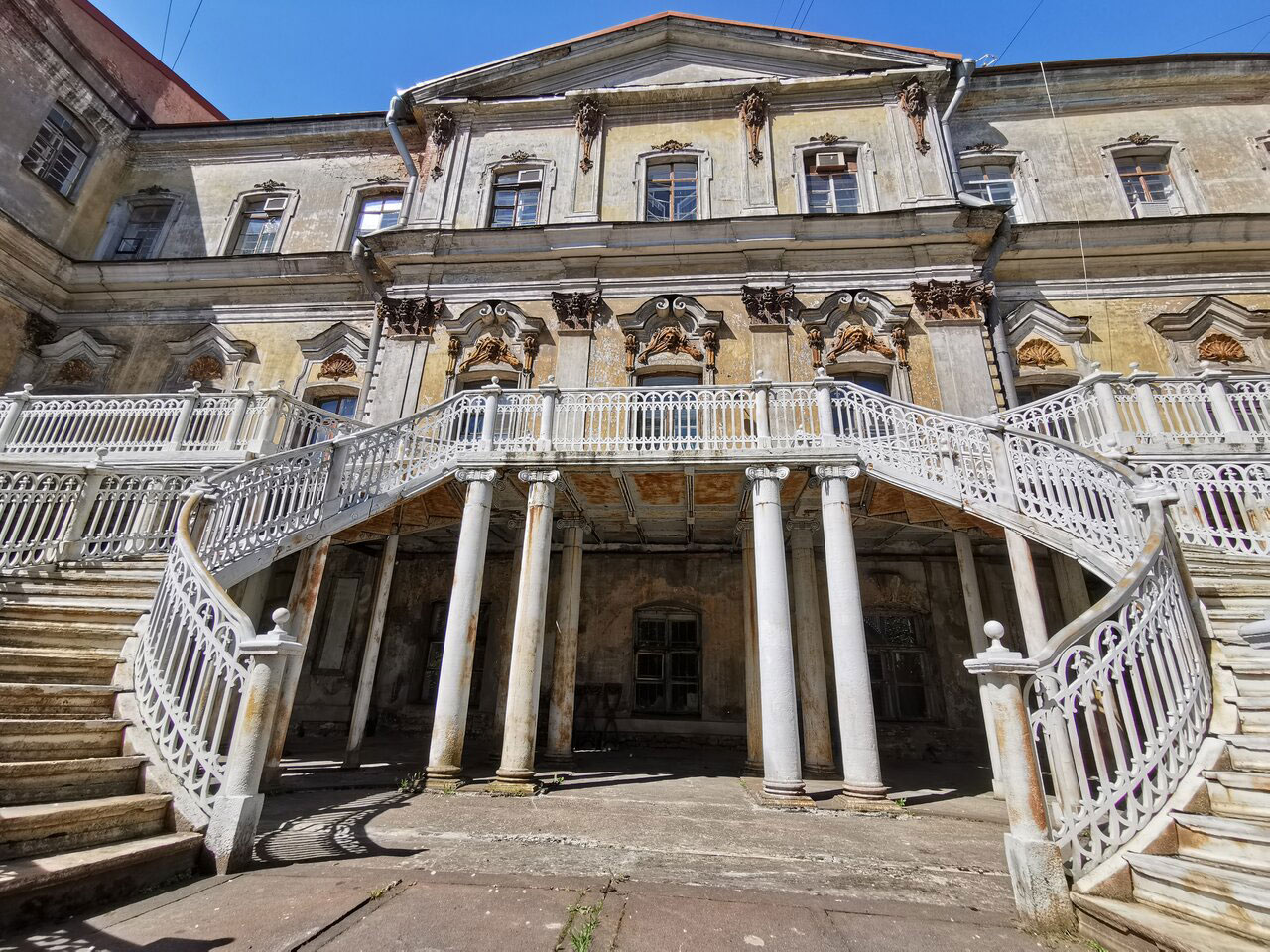 Дом-усадьба Демидовых в Санкт-Петербурге и металлическая лестница