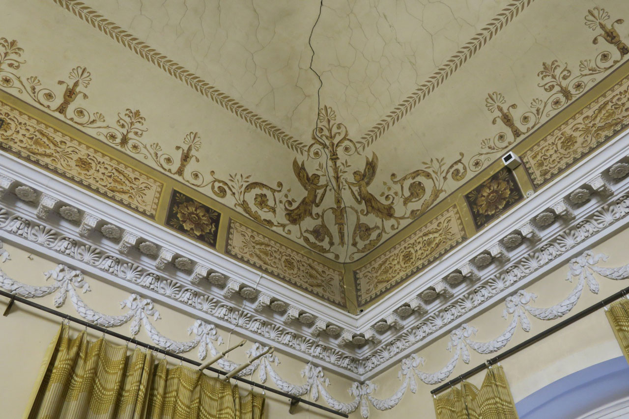 Потолок зала в доме-усадьбе Демидовых в Санкт-Петербурге