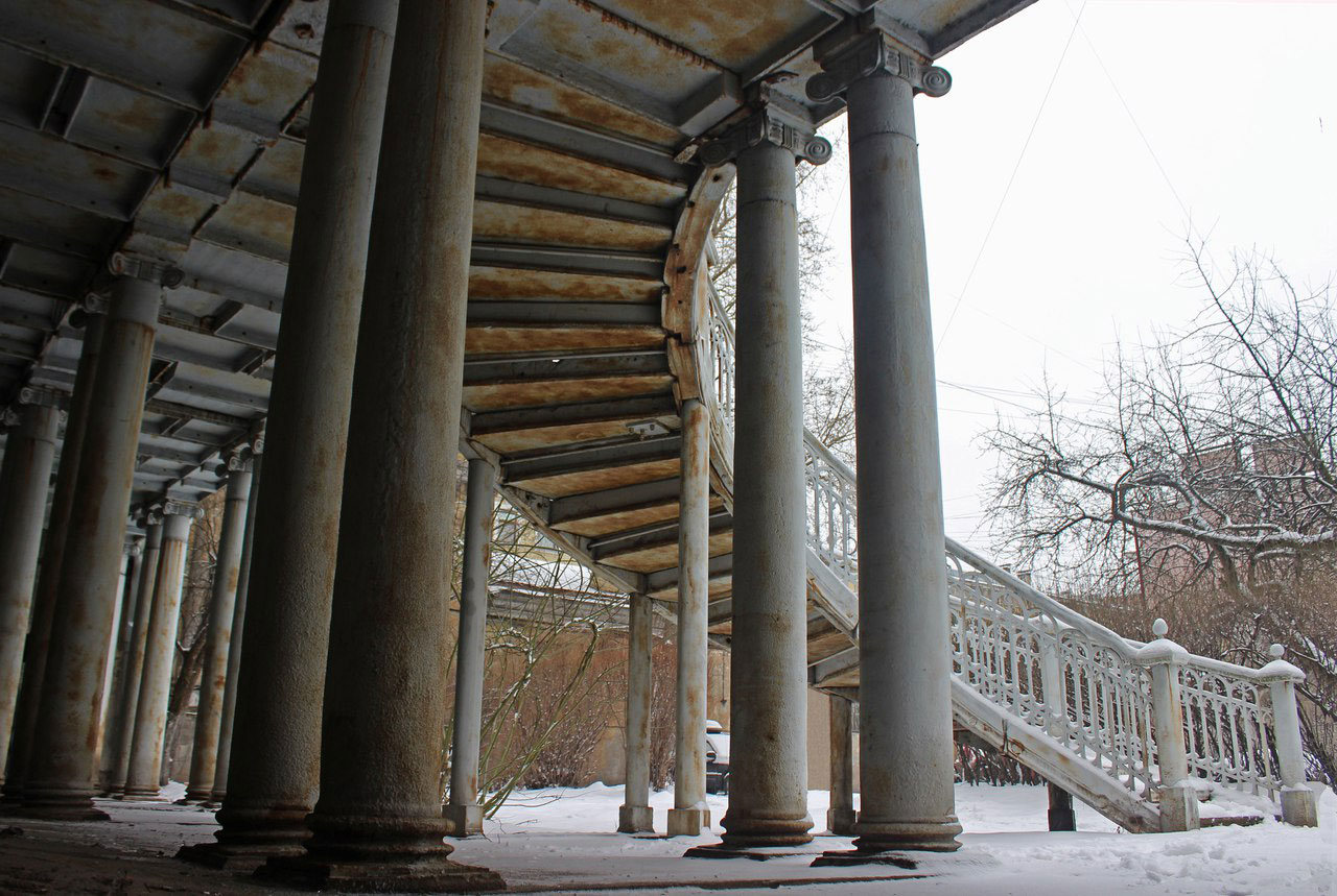 Металлическая лестница дома-усадьбы Демидовых в Санкт-Петербурге в переулке Гривцова