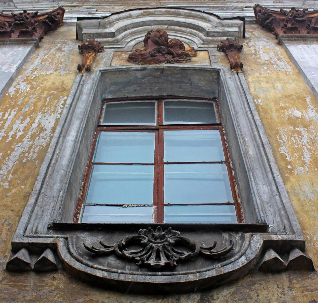 Окно усадьбы Демидовых с декоративными элементами