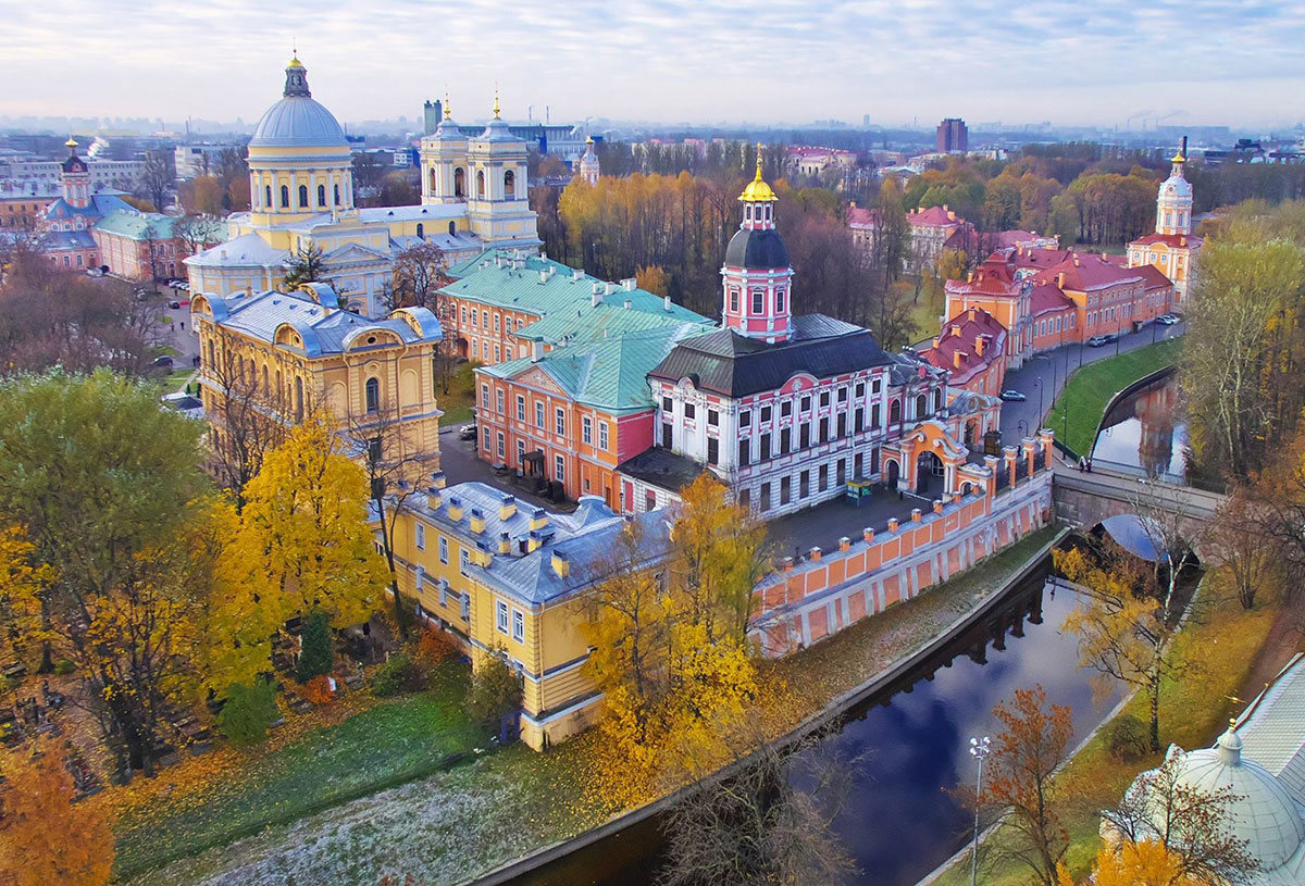 Александро-Невская лавра в Санкт-Петербурге осенью