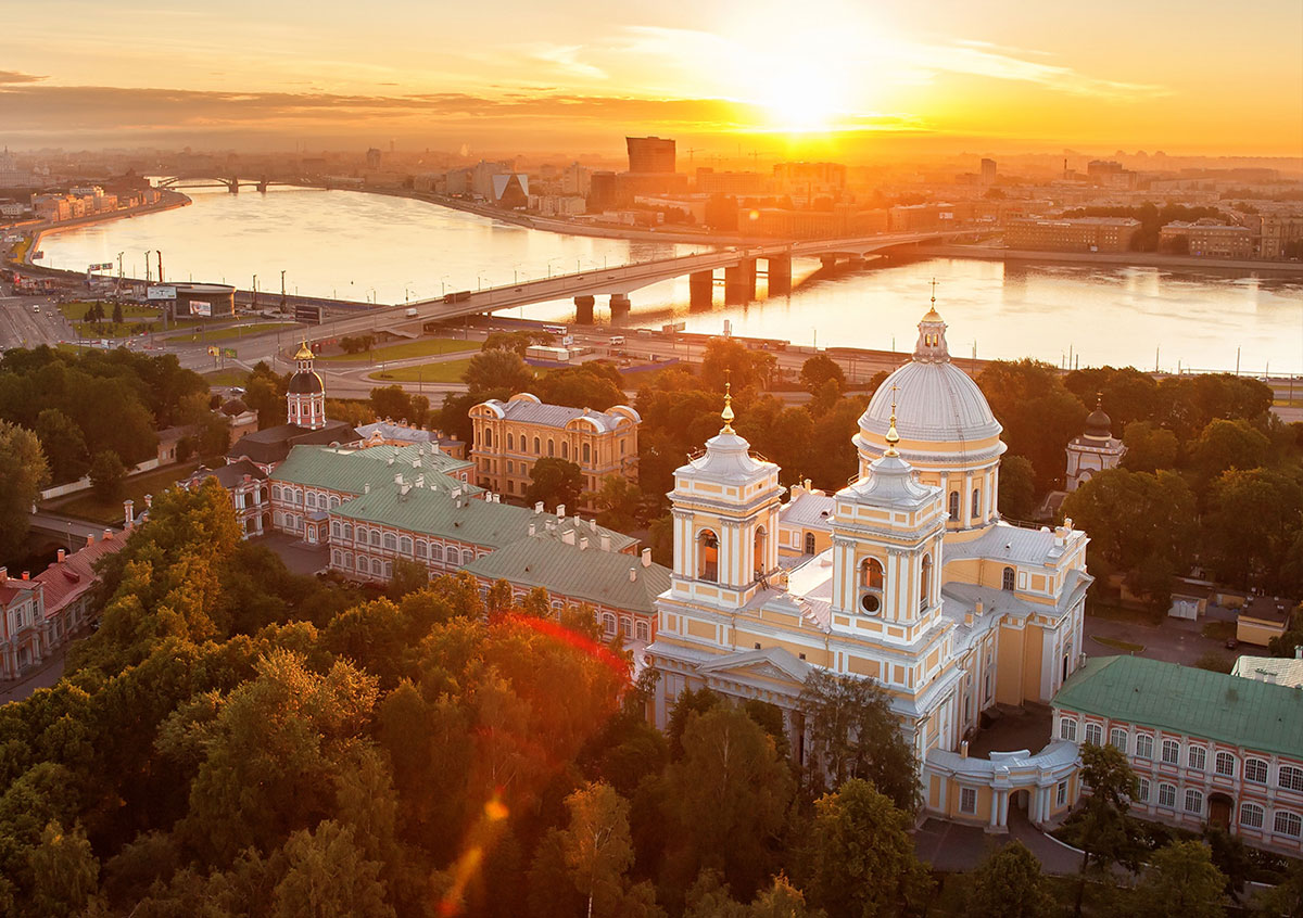 Александро-Невская лавра в Санкт-Петербурге в лучах заката