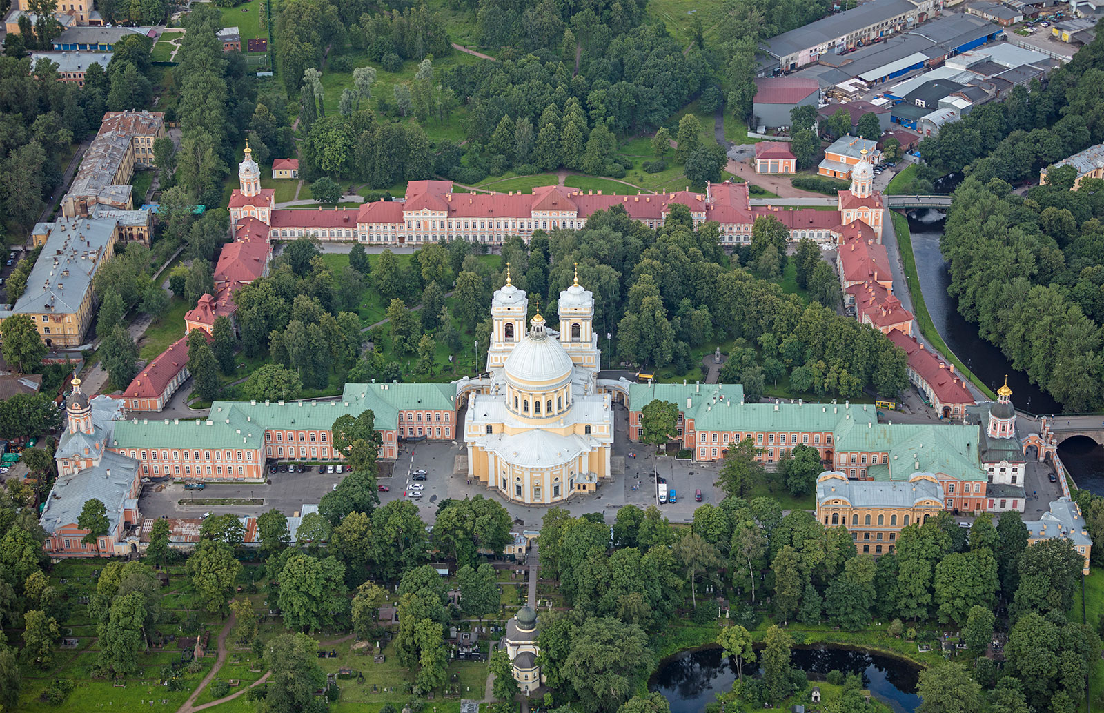 Вид сверху на Александро-Невскую лавру в Санкт-Петербурге 