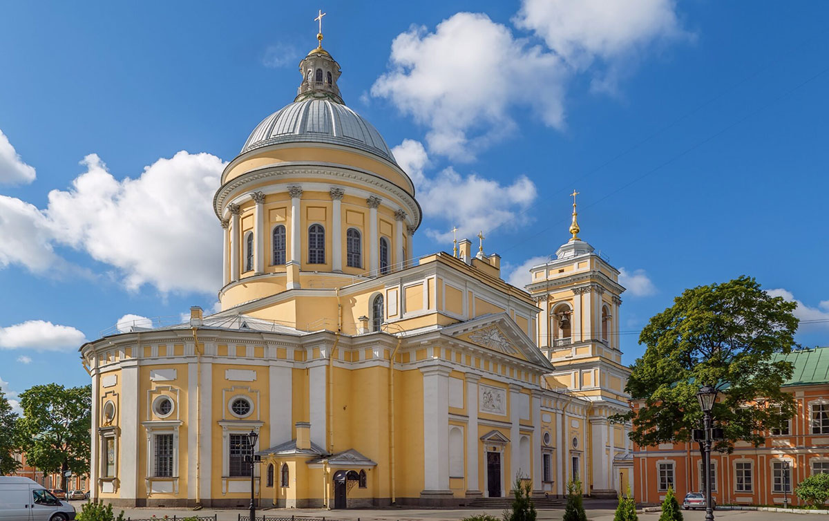 Свято-Троицкий собор Александро-Невской лавры в Санкт-Петербурге