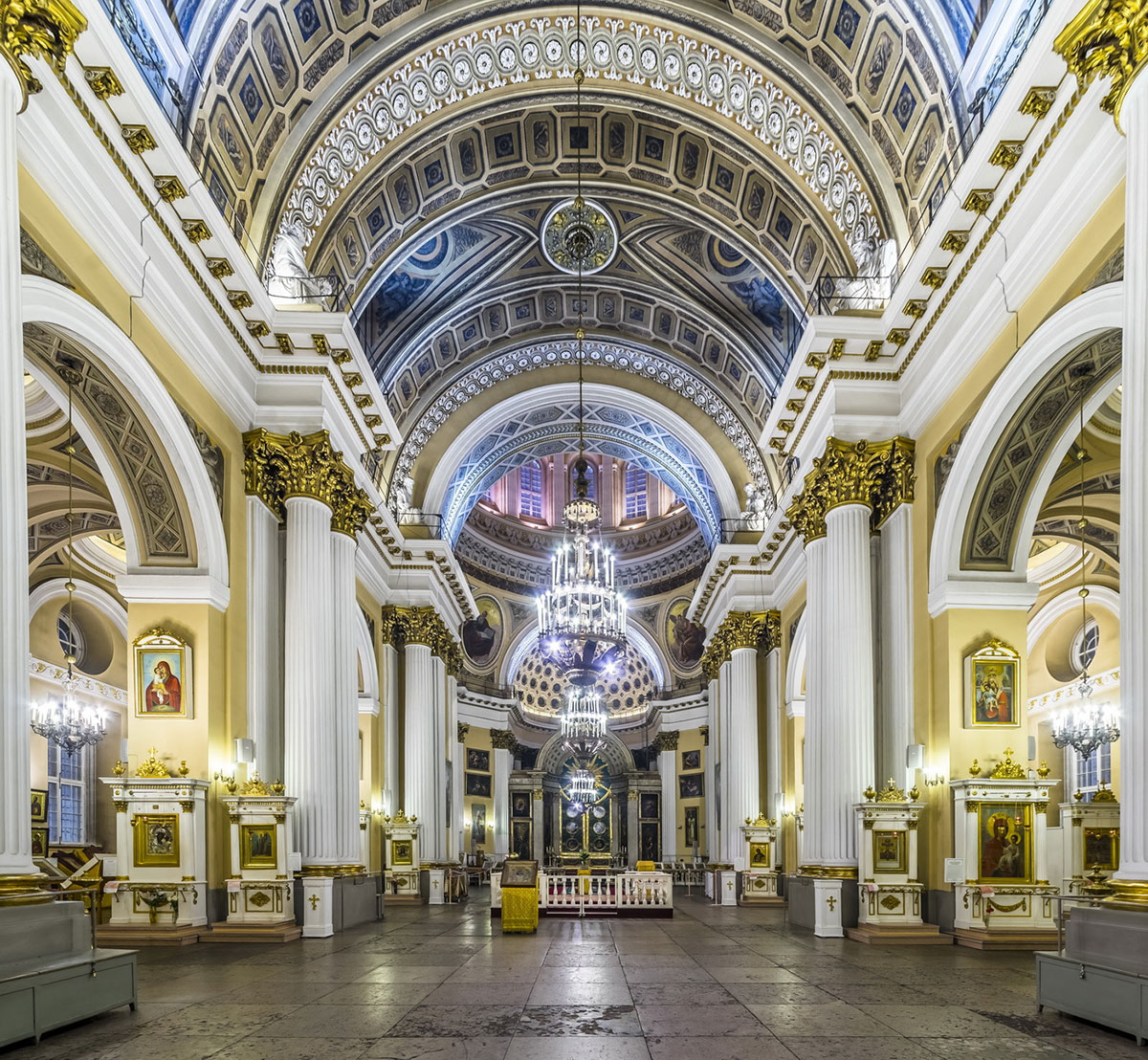 Внутреннее убранство Свято-Троицкого собора Александро-Невской лавры в Санкт-Петербурге