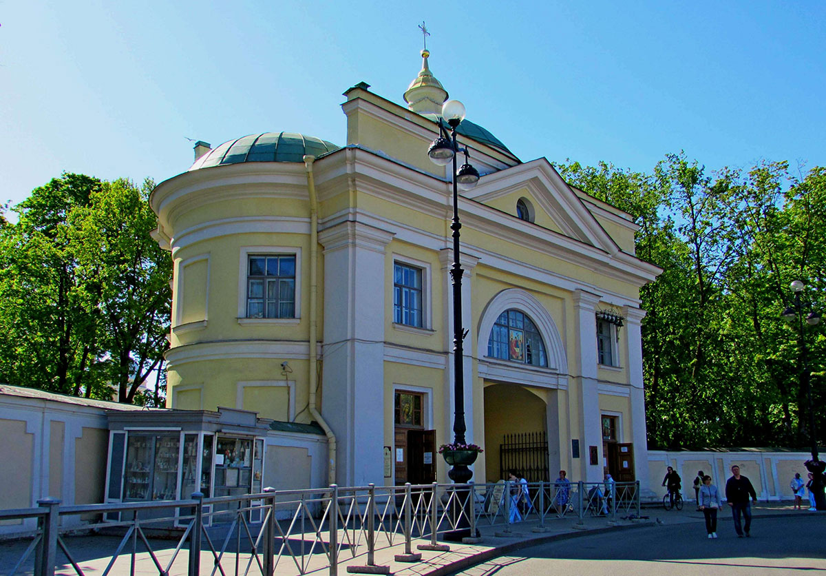 Надвратная церковь Александро-Невской лавры в Санкт-Петербурге
