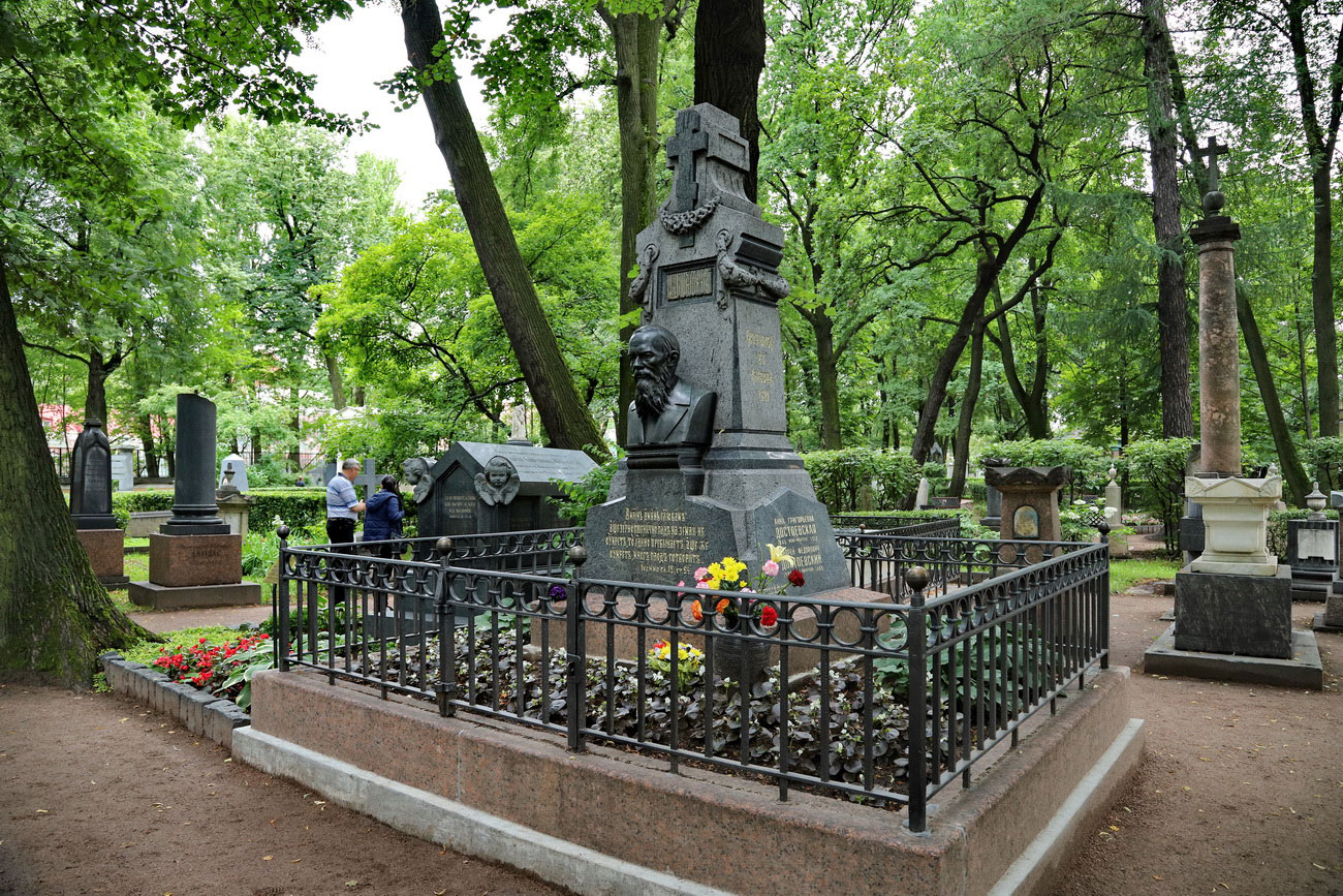 Могила Ф.М. Достоевского на Тихвинском кладбище Александро-Невской лавры в Санкт-Петербурге