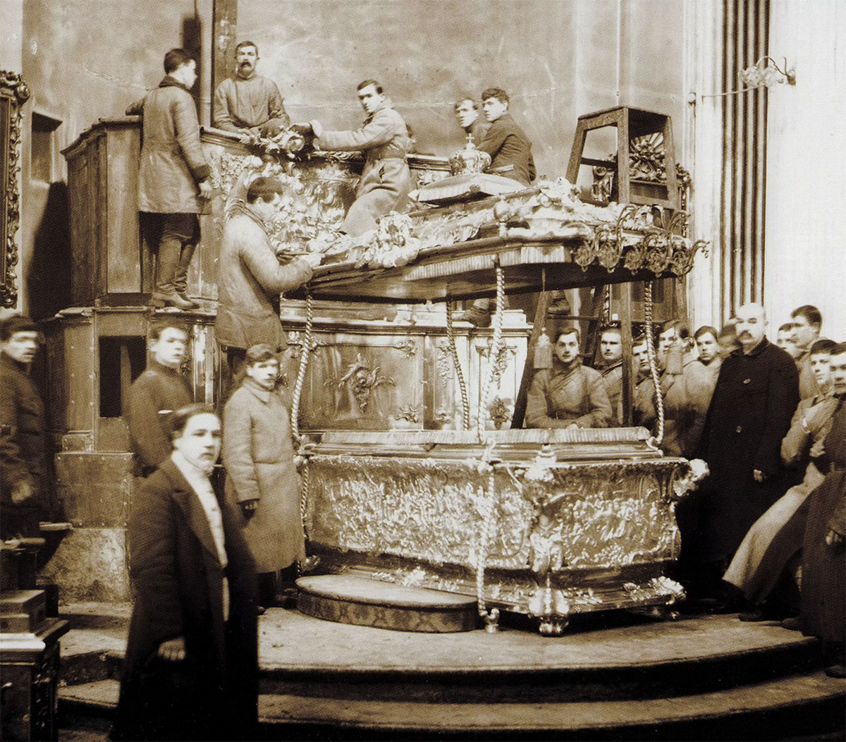 Вскрытие раки с мощами святого князя Александра Невского 12 мая 1922 года в рамках изъятия церковных ценностей в пользу голодающих Поволжья