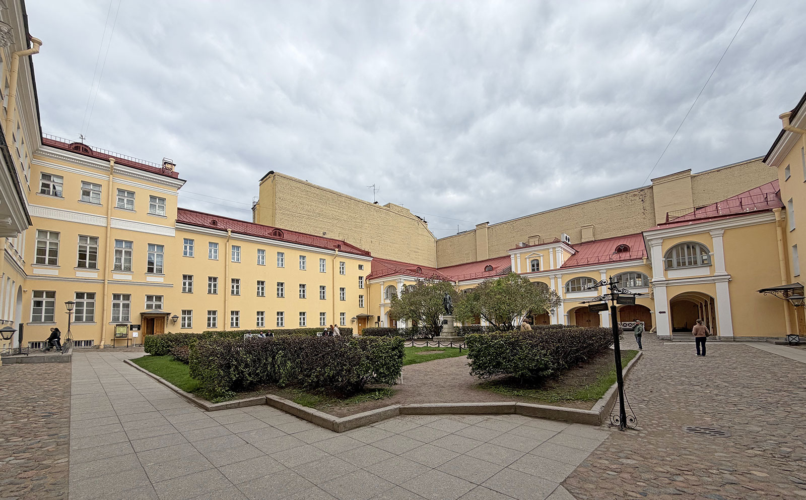 Двор дома 12 на набережной реки Мойки в Санкт-Петербурге, где находится музей-квартира А.С. Пушкина