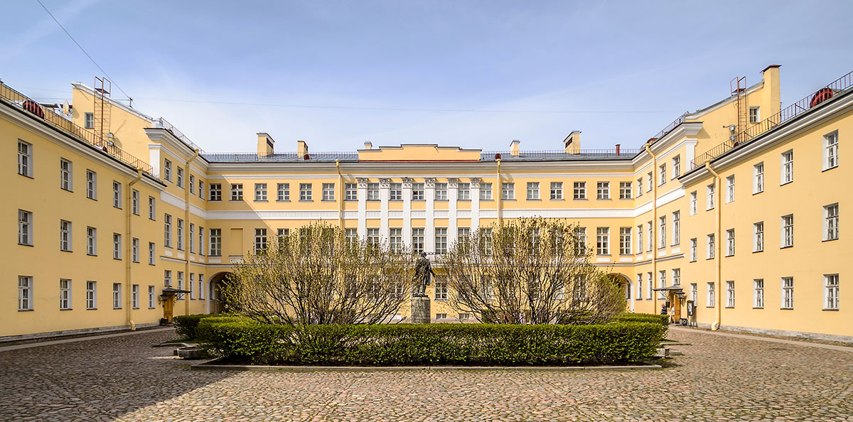 Двор дома 12 на набережной реки Мойки в Санкт-Петербурге, где находится музей-квартира А.С. Пушкина 