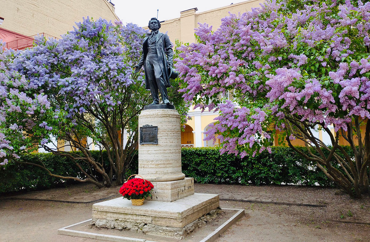 Памятник А.С. Пушкину во дворе дома на Мойке, где находится музей-квартира поэта в Санкт-Петербурге