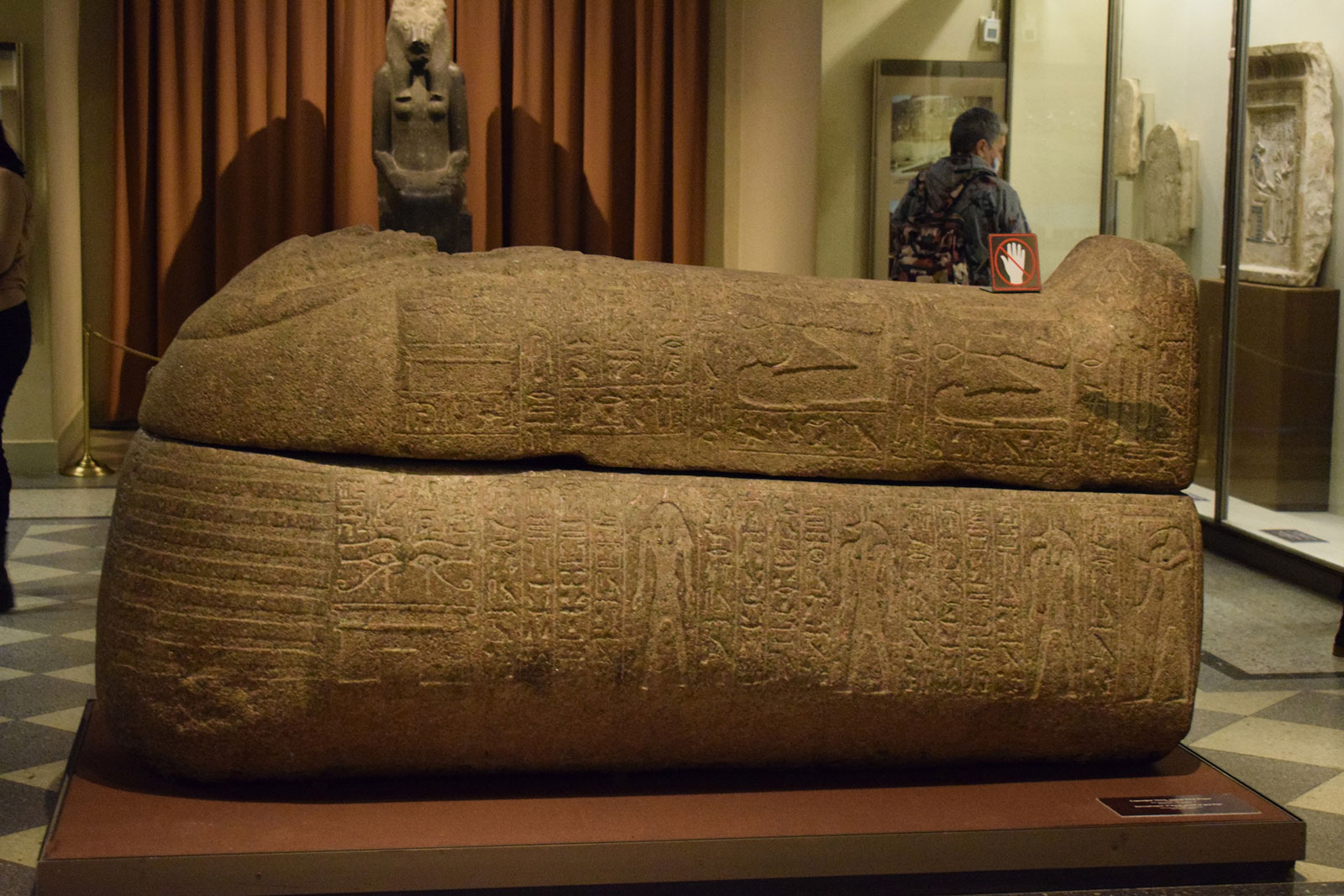 Саркофаг Нана, жреца бога Птаха в Египетском зале Эрмитажа, XIII до н.э., 234 см, гранит