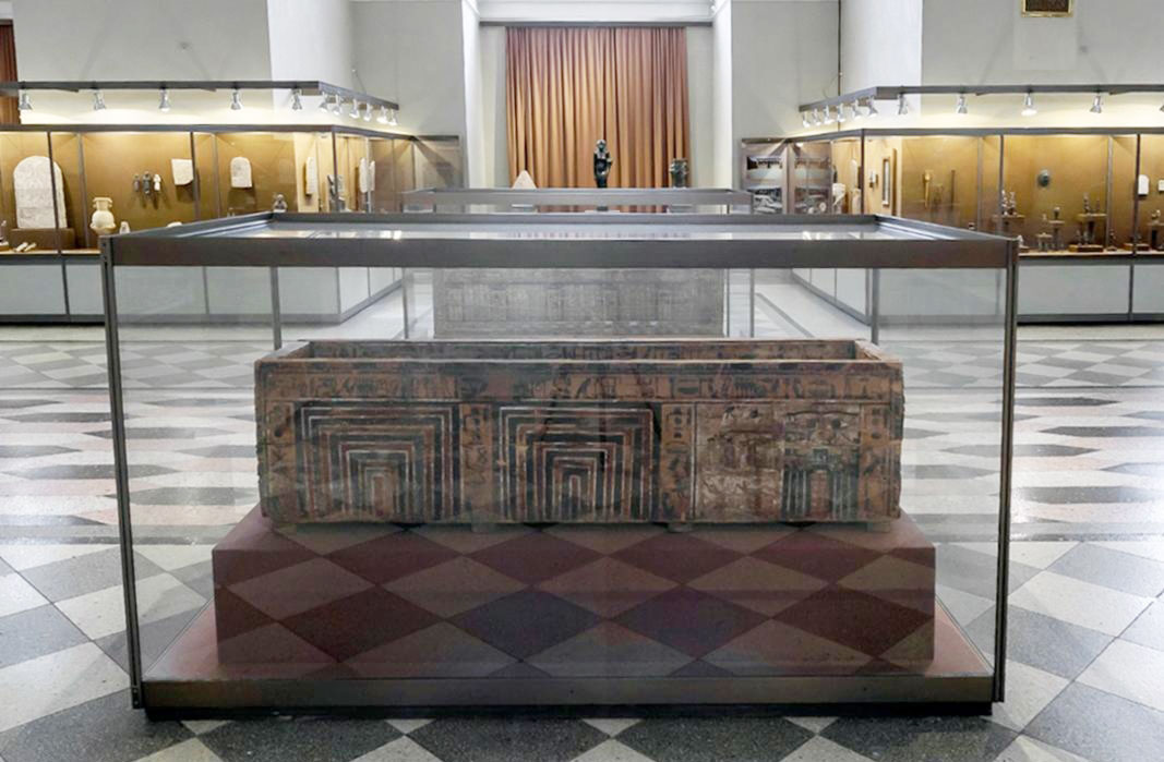 Саркофаг Ит в зале Древнего Египта в Эрмитаже, XX-XVIII вв. до н. э., дерево