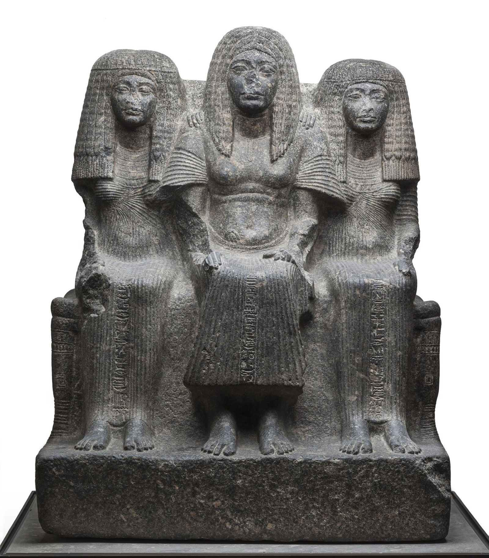 Семейная группа Аменемхеба в Египетском зале Эрмитажа, Фивы, конец XIV-начало XIII в. до н. э., черный гранит