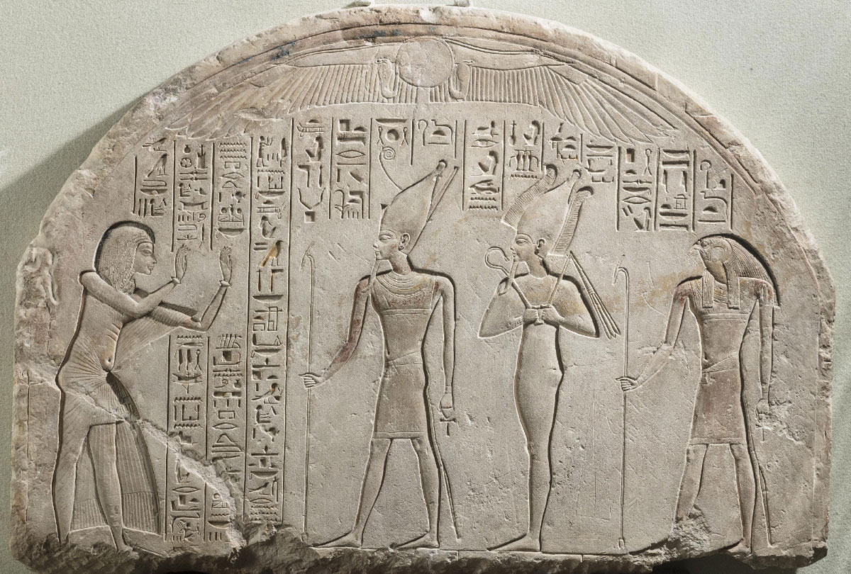 Часть стелы Хоремхеба в зале Древнего Египта Эрмитажа, Саккара, третья четверть XIV в. до н. э., известняк