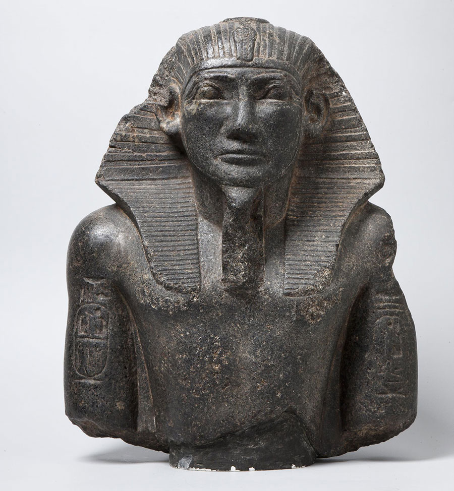 Часть узурпированной Статуи Аменемхета II в зале Древнего Египта Эрмитажа, последняя четверть XX-первая четверть XIX в. до н. э., гранит