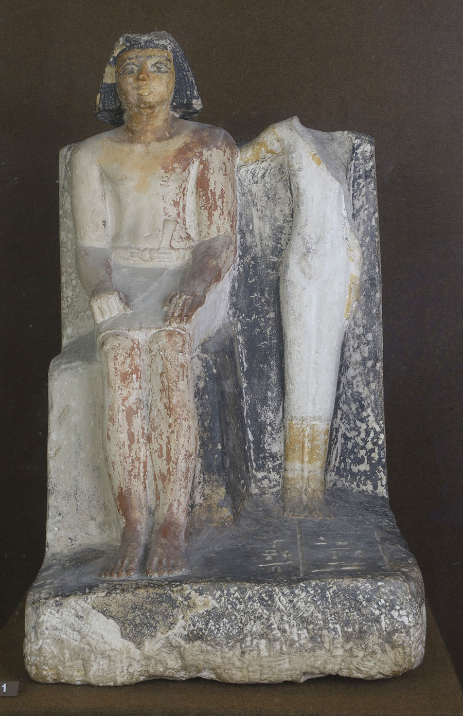 Скульптурная группа Анхуджеса и Иинефретеф в зале Древнего Египта Эрмитажа, Саккара, XXIV в. до н. э.