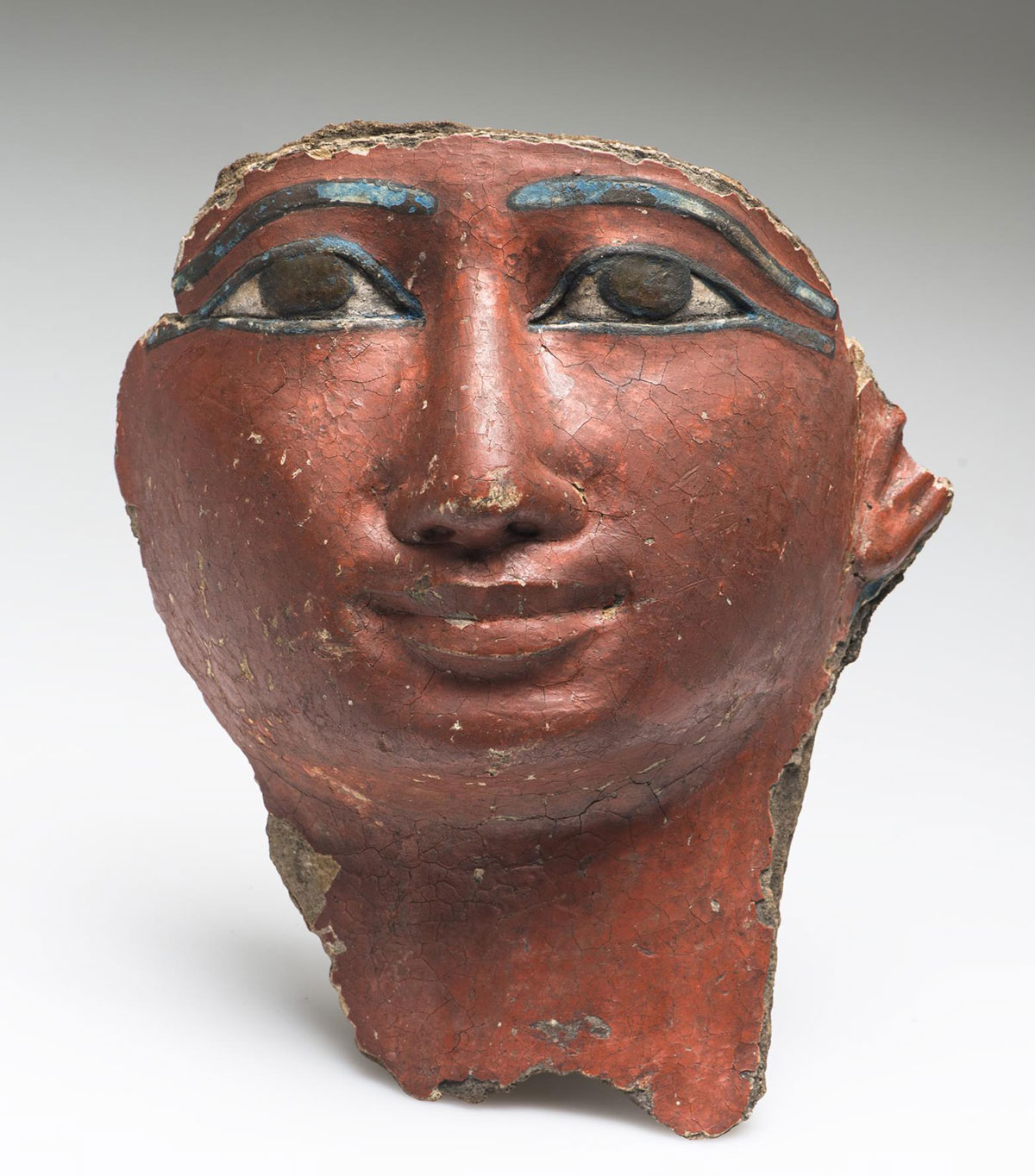 Часть мумийной маски в зале Древнего Египта Эрмитажа, X-IX вв. до н.э., картонаж