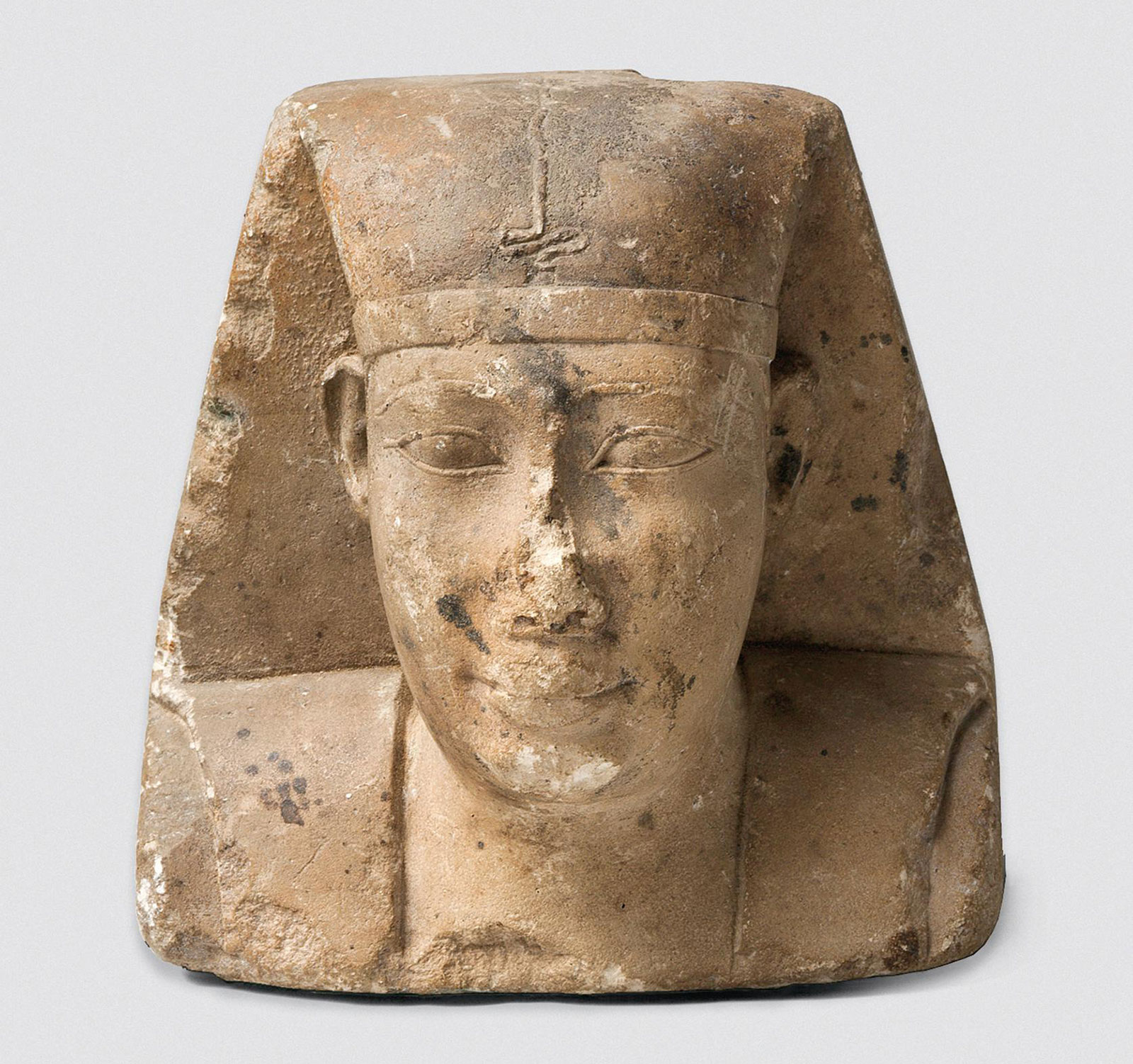 Скульптурная штудия головы одного из Птолемеев в зале Древнего Египта Эрмитажа, III-I вв. до н.э.