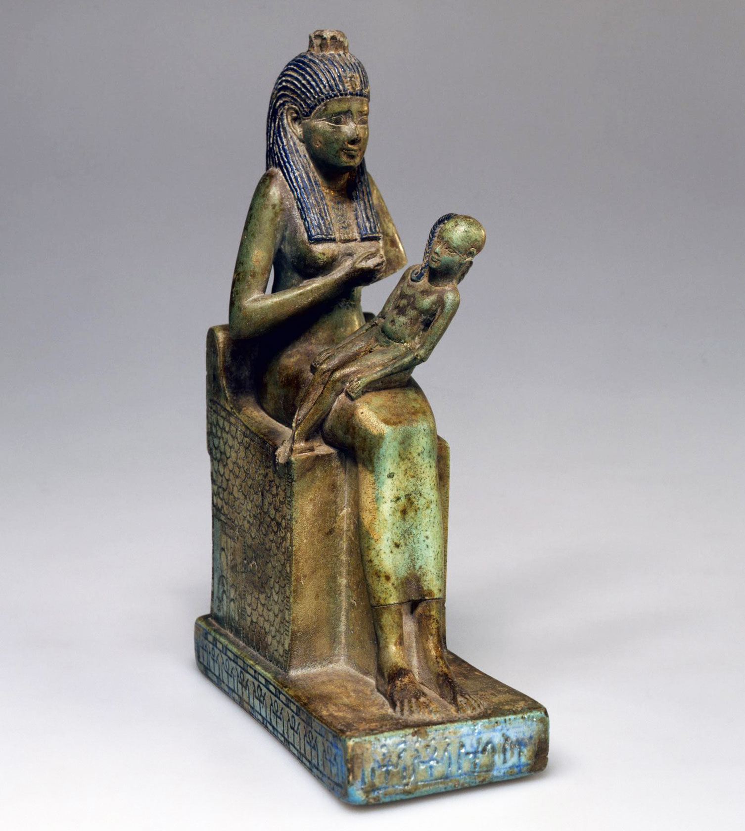 Статуэтка Исиды, сидящей на троне, с Хором на коленях в зале Древнего Египта Эрмитажа, 1 тысячелетие до н.э.