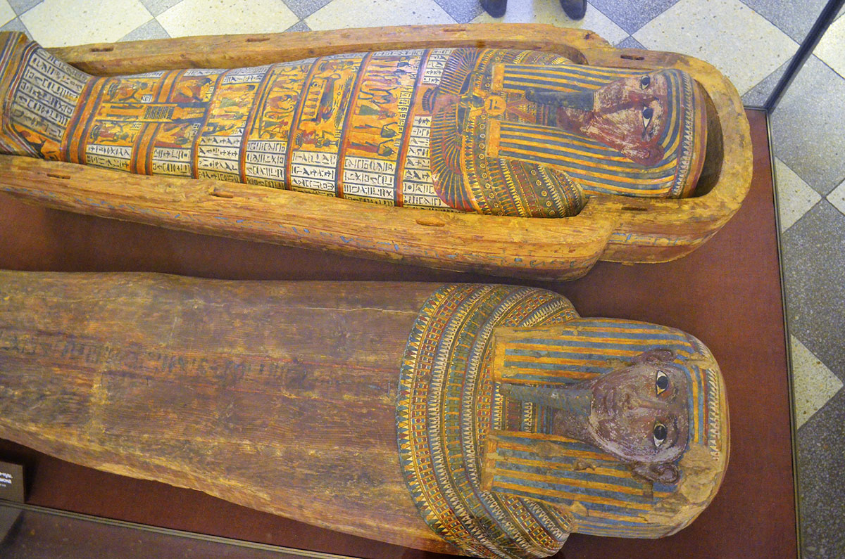 Внутренний и внешний саркофаг Па-кеша в Египетском зале Эрмитажа, около 712-656 гг. до н. э.