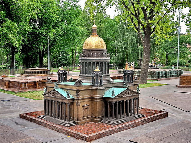 Петербург в миниатюре в Александровском парке