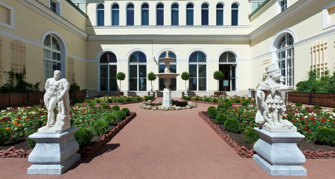 Висячий сад Малого Эрмитажа в Санкт-Петербурге