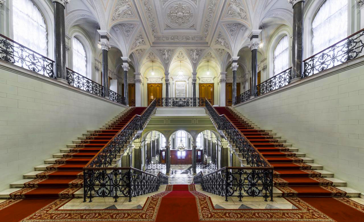 Парадная лестница Николаевского дворца