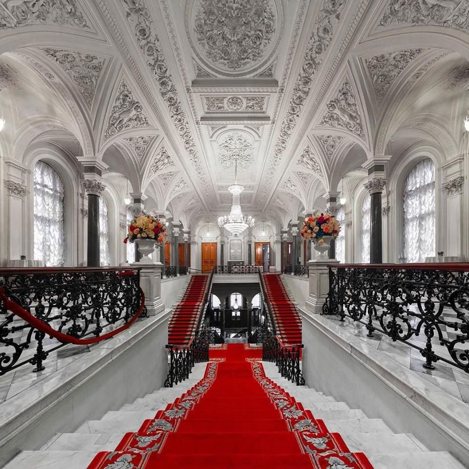 Парадная лестница в Николаевском дворце в Санкт-Петербурге