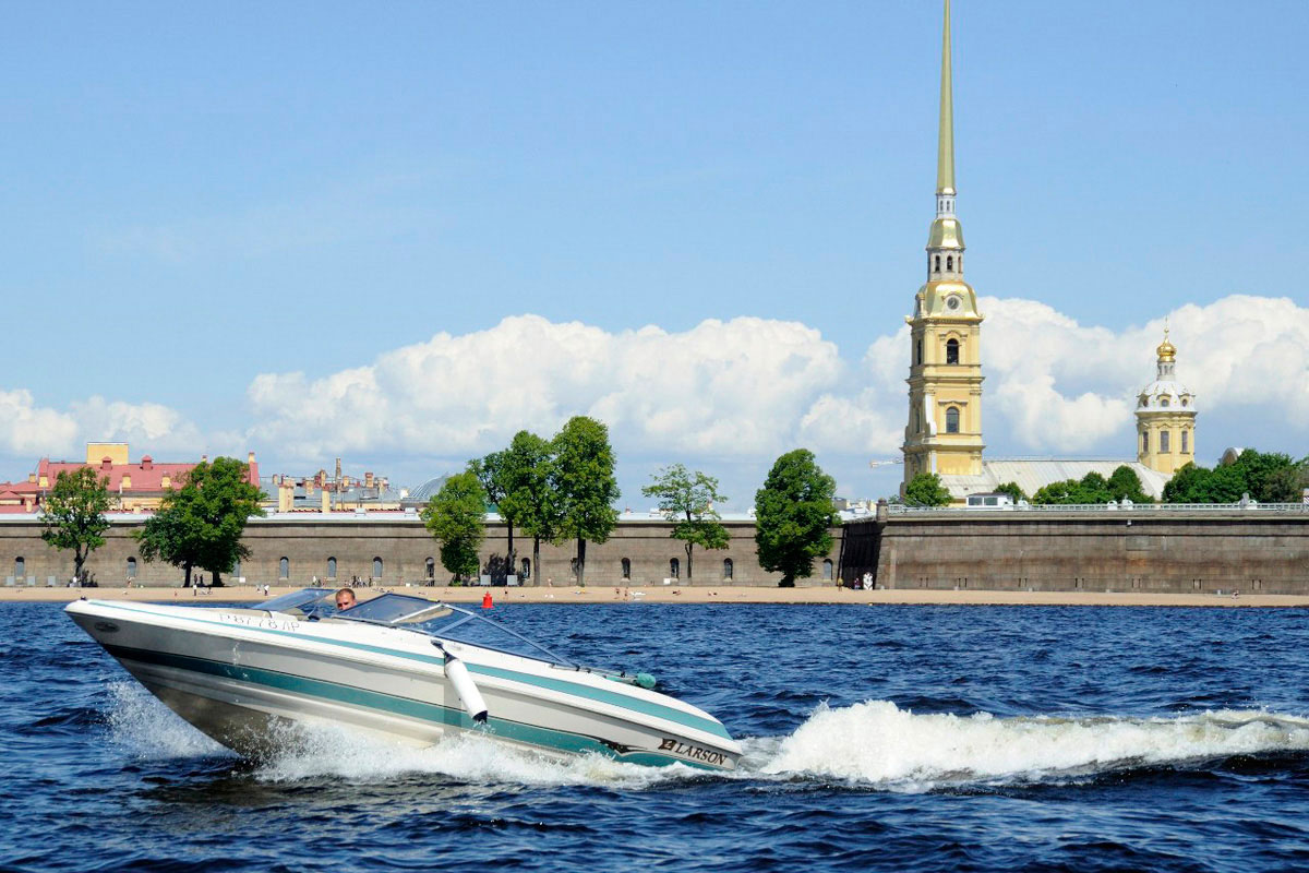 Аренда катера в Санкт-Петербурге по Неве
