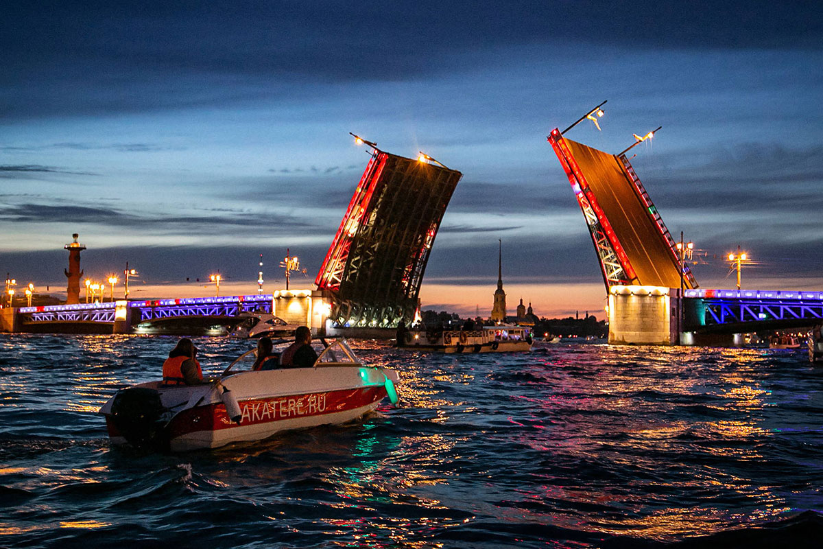 Аренда катера в Санкт-Петербурге на развод мостов