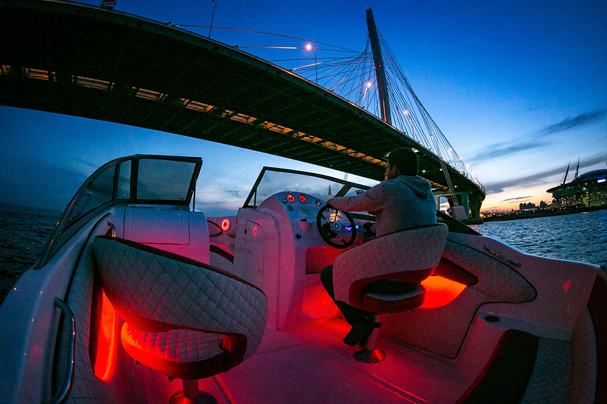 Прокат катера в Санкт-Петербурге на развод мостов