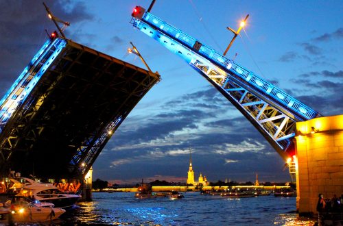 Катер на развод мостов в Санкт-Петербурге